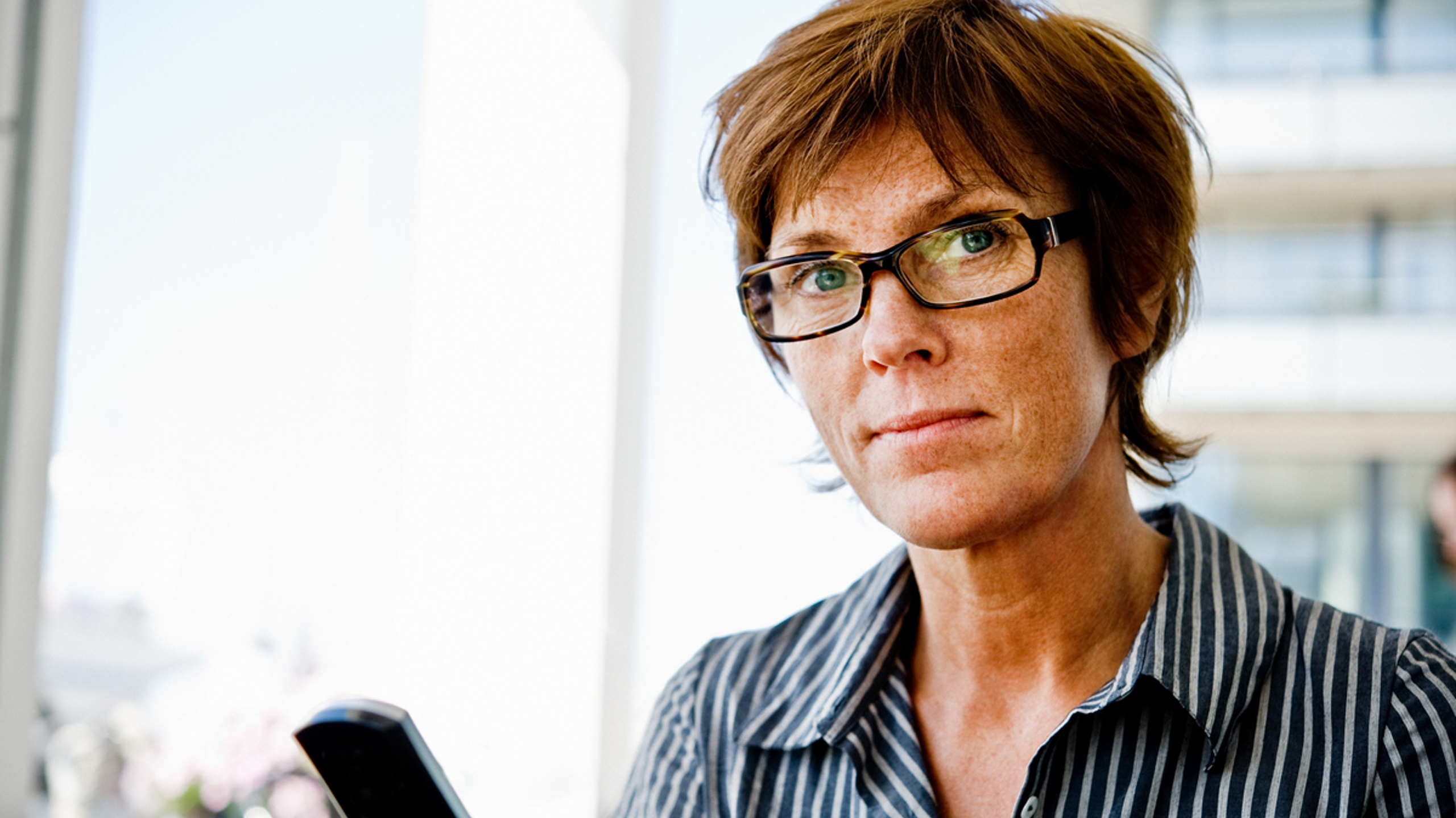 Medelålders kvinna tittar in i kameran