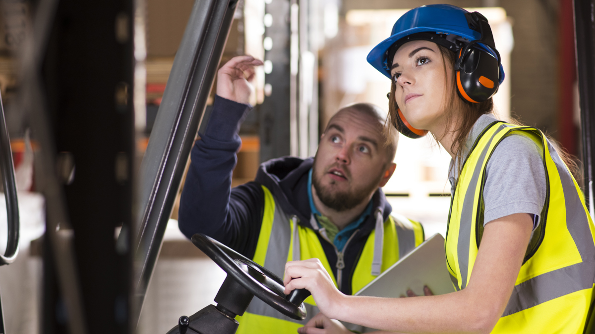 Kvinna och man i truck tittar uppåt