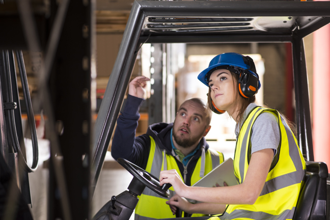 Kvinna och man i truck tittar uppåt
