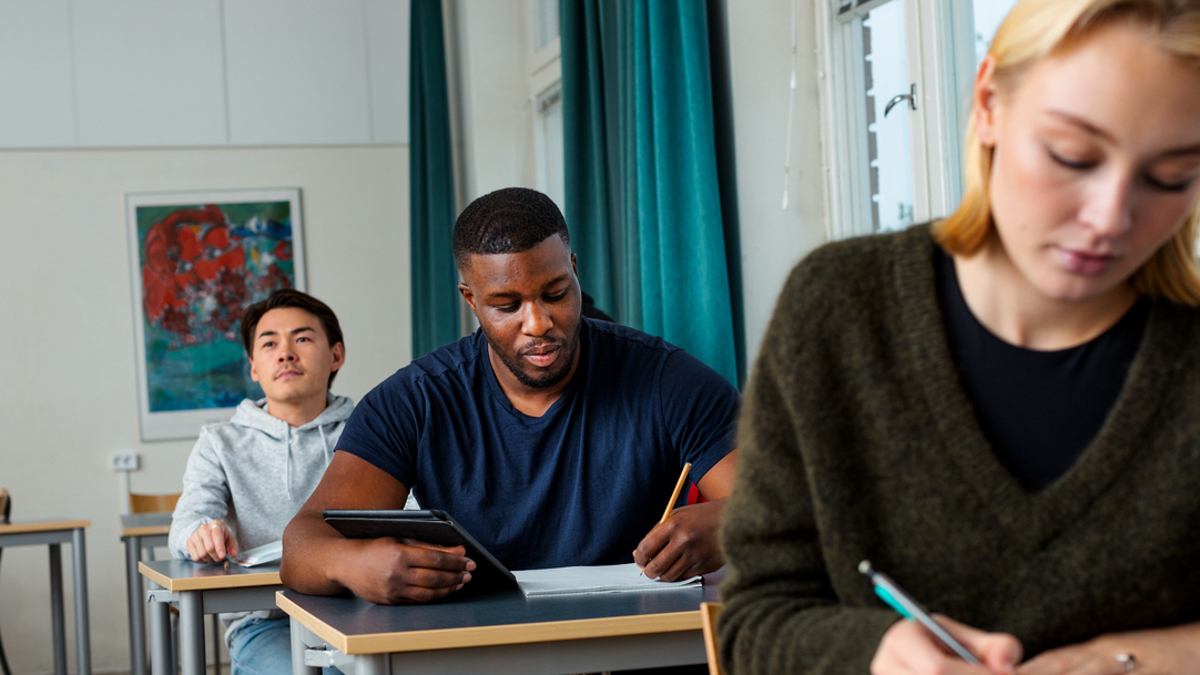 Elever vid skolbänkar.