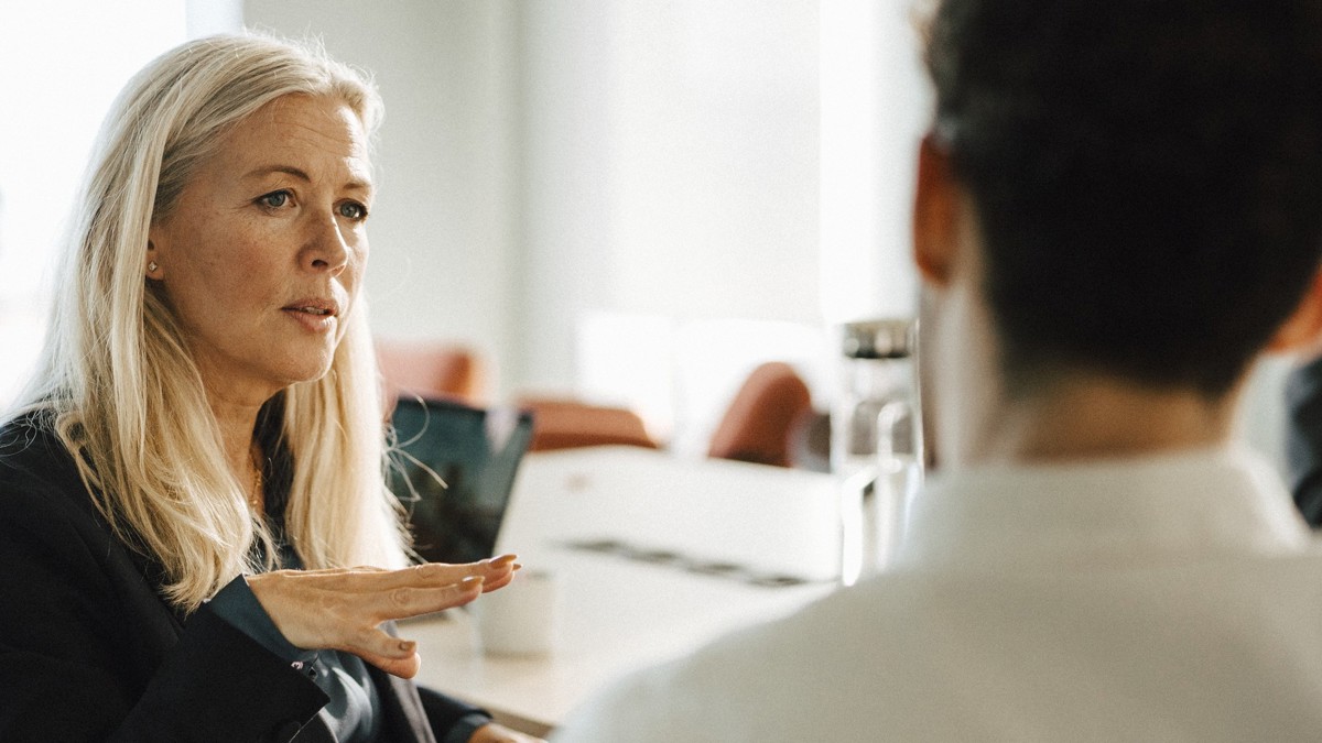 Två kvinnor i samtal.