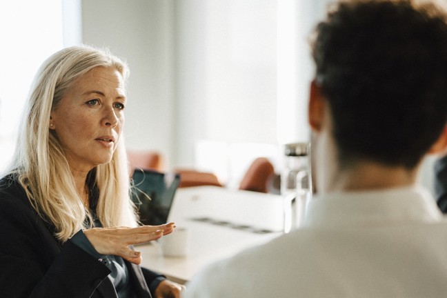 Två kvinnor i samtal.