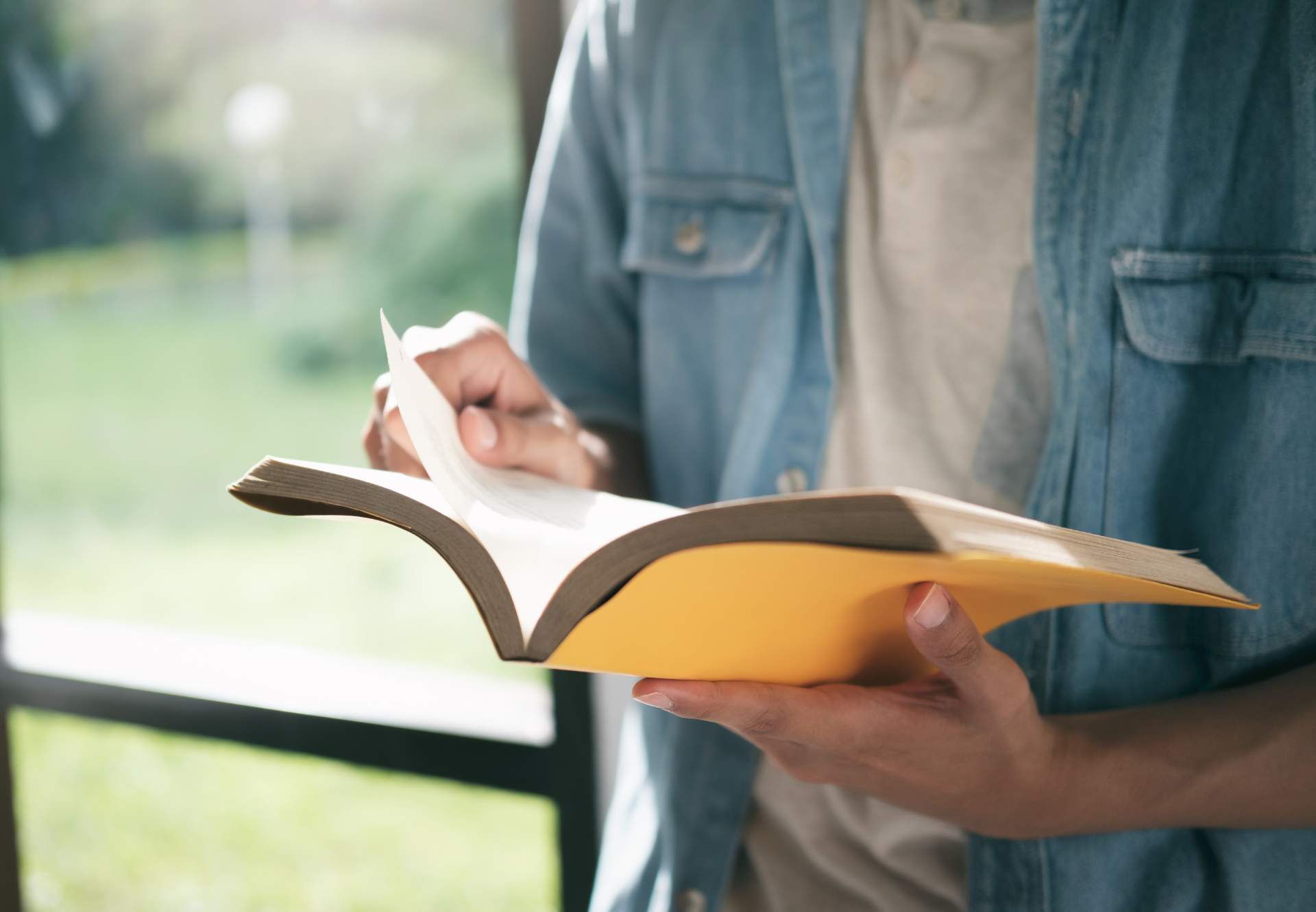Man läser bok händer