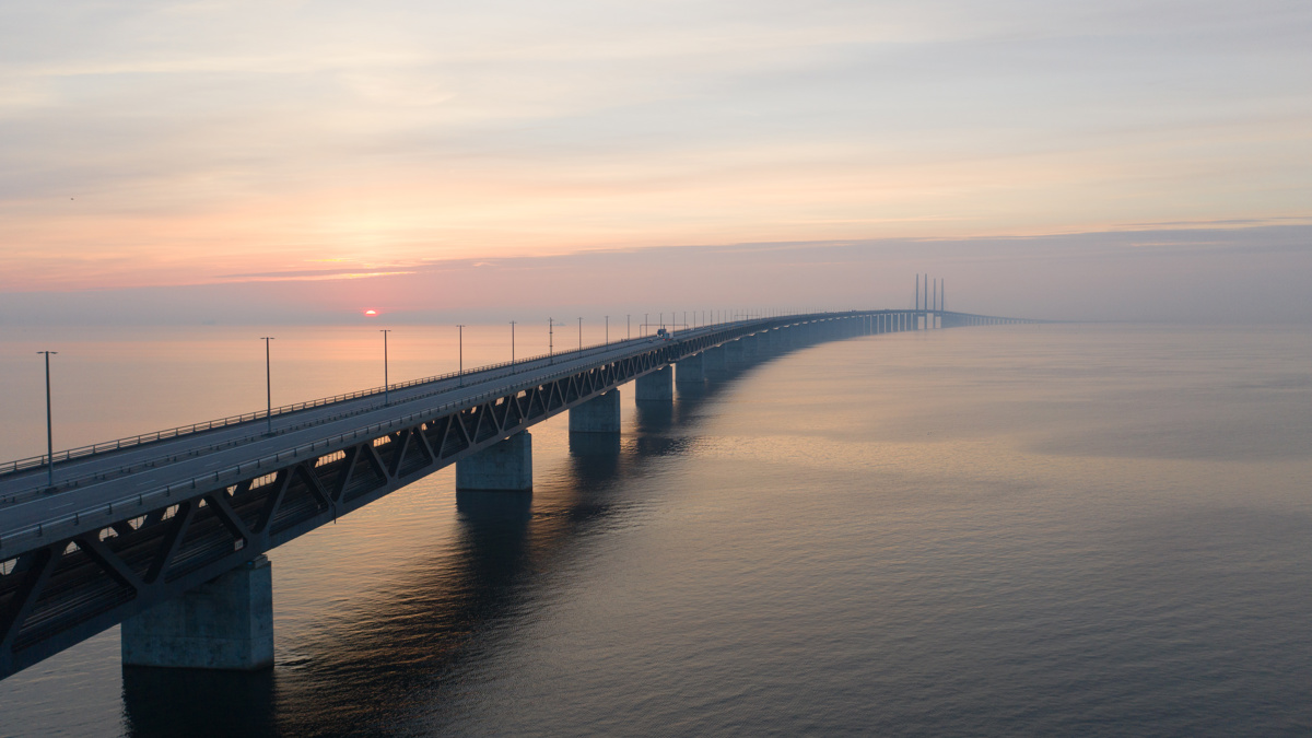 En bro över vatten.