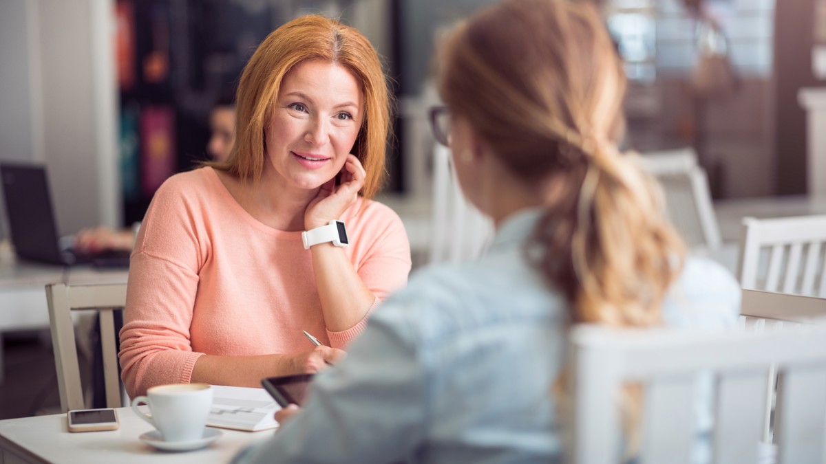 Två kvinnor i samtal.