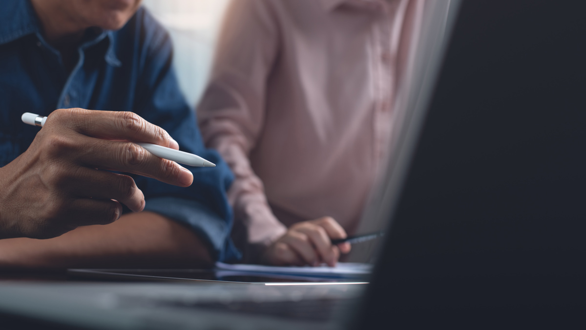 Två personer sitter vid en dator.