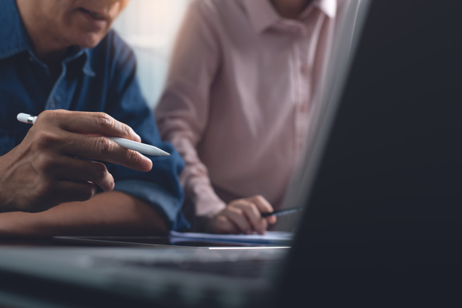 Två personer sitter vid en dator.