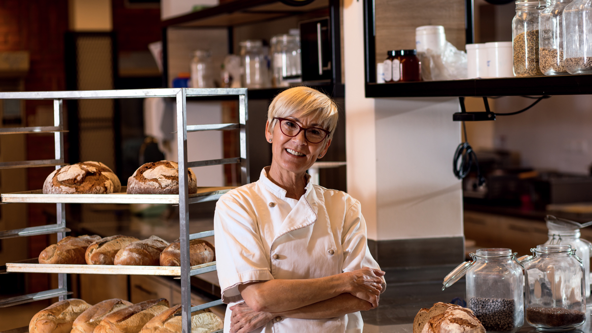 Kvinnlig bagare ler mot kameran