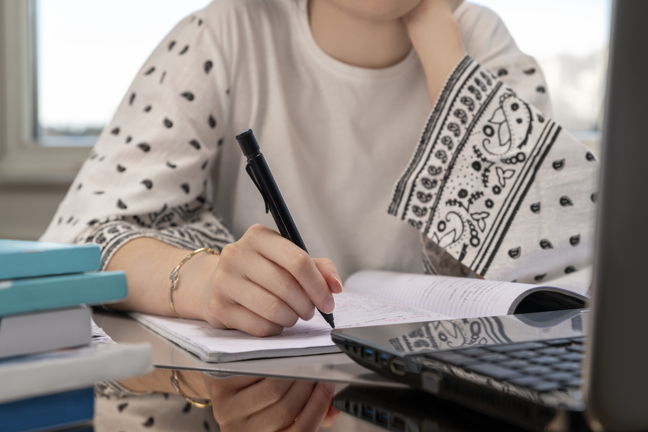 Kvinna antecknar vid möte.