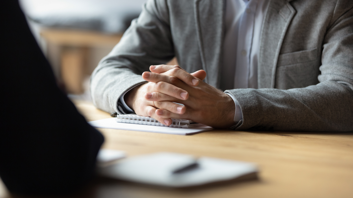 En uppsägningssituation med två personer i möte.