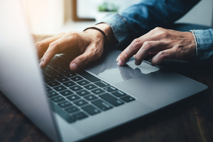 Händer och en dator