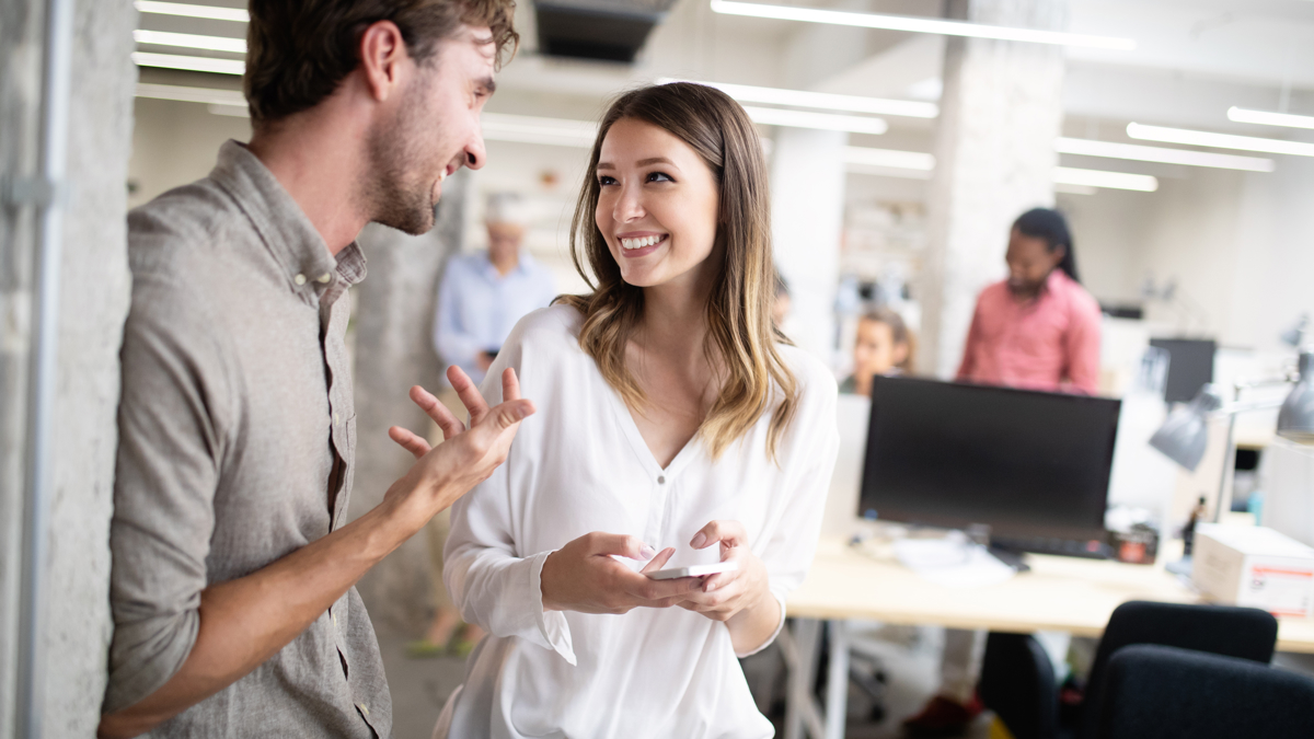 Två unga personer i samtal med varandra.